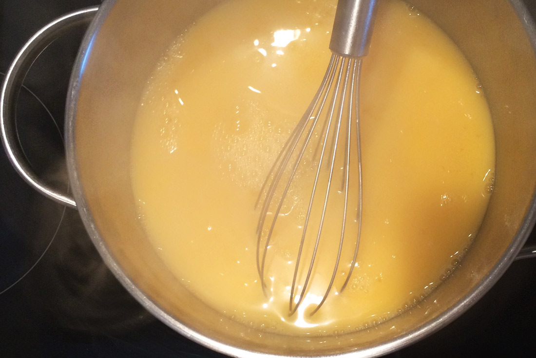Unter den aufgekochen Apfelsaft das Puddingpulver rühren